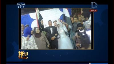 شاب يحتفل بزفافه داخل اللجان وصورة السيسي على بطاقة الدعوة (فيديو)