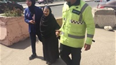 الانتخابات الرئاسية 2018: رجل شرطة يساعد مسنة في الوصول للجنة  