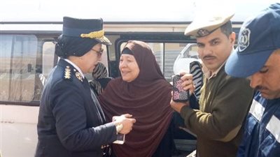 الشرطة النسائية تساعد كبار السن وذوى الاحتياجات الخاصة فى الوصول إلى لجان انتخابات الرئاسة 2018 بالقليوبية