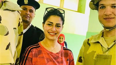 منة فضالي تدلي بصوتها في الانتخابات المصرية 2018 بـ
