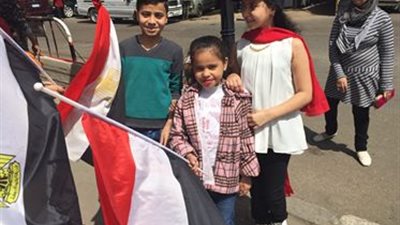 من الأطفال إلى الشيوخ.. الأعلام ترفرف فى لجان الانتخابات المصرية 2018