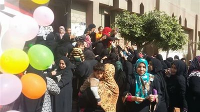 احتشاد النساء وبلالين الأطفال أمام لجان الشرقية في ثاني أيام الانتخابات الرئاسية 