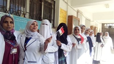توافد العاملين بمستشفيات الدقهلية على لجان الانتخابات المصرية (صور)