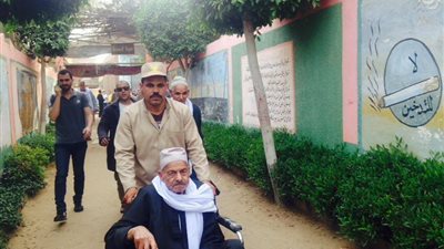 قوات الشرطة والجيش في مساعدة كبار السن وذوي الإعاقة في انتخابات الرئاسة المصرية 2018 بمنشأة القناطر بالجيزة 