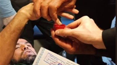 رجال الشرطة والإسعاف في مساعدة 4 للإدلاء باصواتهم في انتخابات الرئاسة المصرية 2018 