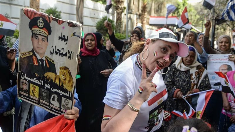 رقص أمام الانتخابات