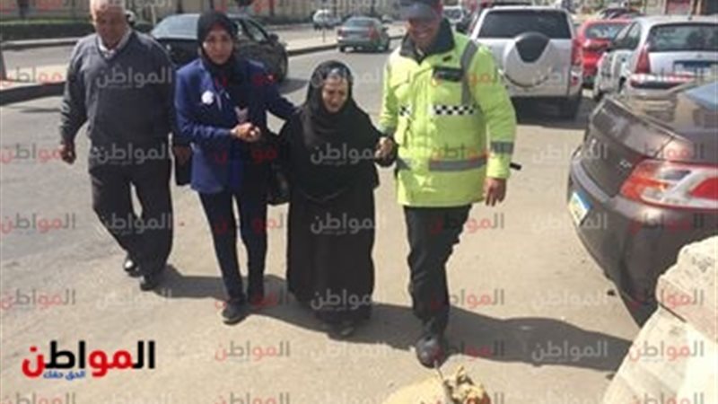 سيدة بين شابين..