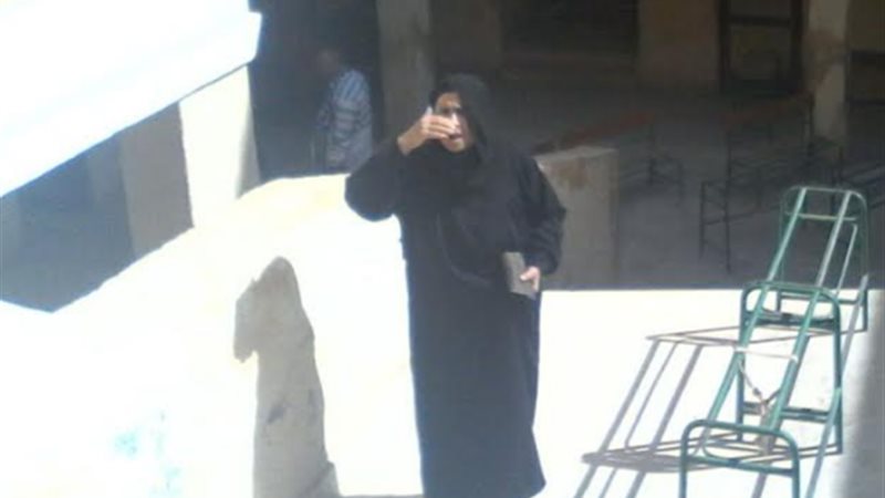 إحدى الناخبات تطلق