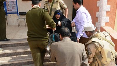 القضاة والشرطة يساندون سيدة عجوز تدلى بصوتها في انتخابات الرئاسة المصرية بسوهاج