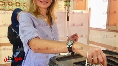 المذيعة سالي شاهين تدلي بصوتها في الانتخابات الرئاسية المصرية 2018