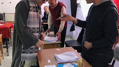 المنشد محمود ياسين التهامي يدلي بصوته في الانتخابات المصرية 2018 بـ