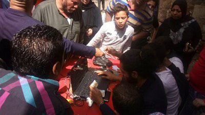 المواطنين يساعدون بعضهم لمعرفة لجنتهم الانتخابية في اليوم الثاني بـ الانتخابات المصرية 2018 (صور)