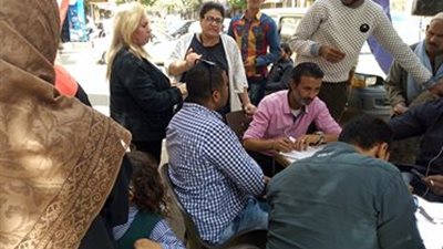 انتخابات الرئاسة 2018.. مواطنون يسهلون عمل اللجان المشرفة على التصويت 