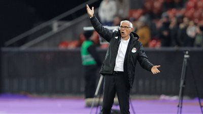 هل يتكرر سيناريو السداسية وتطيح اليونان بكوبر من قيادة الفراعنة قبل المونديال؟