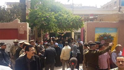 أهالي أخميم يتوافدون على لجان انتخابات الرئاسة المصرية 2018