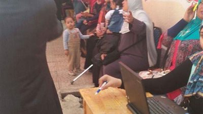 صور| رئيس حي غرب مدينة نصر يفقد اللجان الإنتخابية