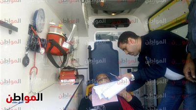 صور| مسنة تدلي بصوتها في الانتخابات الرئاسية داخل سيارة الإسعاف بالإسكندرية (صور)