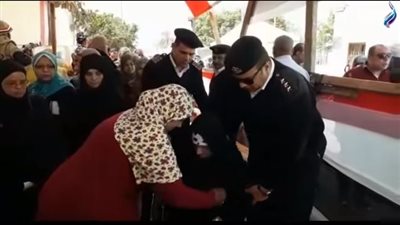فيديو| الشرطة المصرية: الداخلية تساعد سيدة مسنة في احد لجان مصر القديمة
