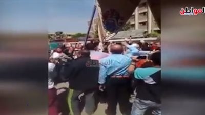 في ثاني أيام الانتخابات.. عجوز يرقص وسط الفتيات أمام اللجان