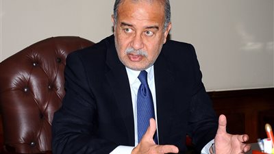 انتخابات الرئاسة المصرية 2018.. شريف إسماعيل يتواصل مع 7 محافظين من غرفة عمليات الوزارة