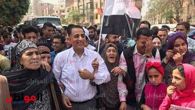 صور| نائب بني سويف يصطحب تسعينية للإدلاء بصوتها في الانتخابات المصرية 2018