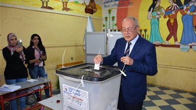أحمد أبو الغيط يدلي بصوته في الانتخابات الرئاسية المصرية 2018