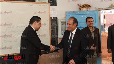 صور| محافظ الإسكندرية يطمئن على انتظام الانتخابات الرئاسية بمدرسة الشهيد أشرف الخوجة