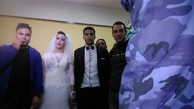 عروسان يصوتان في لجنة إدكو بالبحيرة