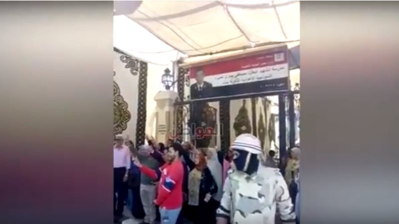 مواطنون يرددون تحيا