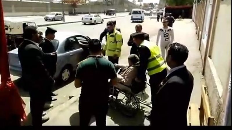 رجال الداخلية تساعد