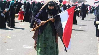 سيدة معمرة بقرية الروضه بشمال سيناء تحتفل بالعرس الانتخابى