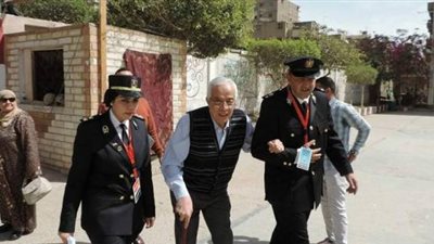 ضباط حقوق الإنسان يساعدون كبار السن للإدلاء بأصواتهم فى الانتخابات المصرية 2018