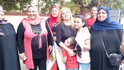 الانتخابات المصرية 2018.. الفنانة ندى بسيوني تعبر عن فرحتها بالتقاط صور مع المواطنين