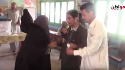 فيديو|شاب كفيف آصرعلي الإدلاء بصوته بمساعدة والدته في مطروح