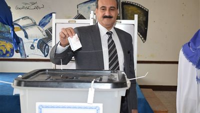 رئيس اللجنة العامة للانتخابات ونائبه يدليان بصوتهما بطور سيناء