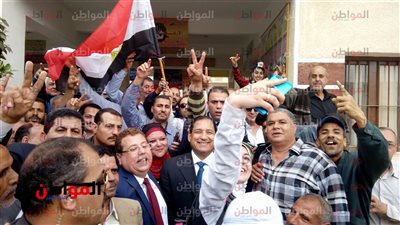 طالبات مدرسة السنطة الإعدادية يلتقطن السيلفي مع محافظ الغربية