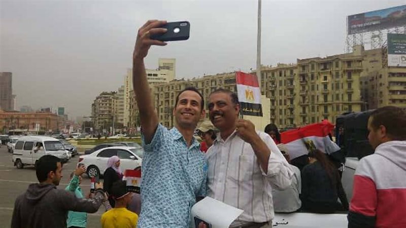 ناخبين  يلتقطون السليفي