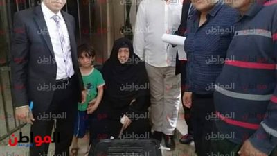رئيس لجنة بسوهاج ينتقل إلى سيدة عجوز للإدلاء بصوتها في انتخابات الرئاسة 2018