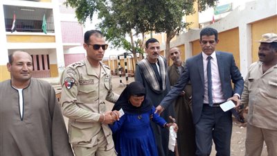 ًصور| عجوز تجاوز عمرها 75 عامًا تدلي بصوتها بمدرسة مغاغة الإعدادية