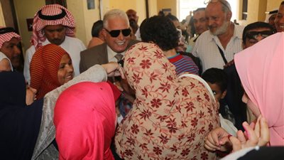 لجان السيدات في نويبع تستقبل المحافظ بالزغاريد أثناء تفقد اللجان