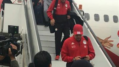 صور.. لاعبي المنتخب يقدمون هدايا لعملاء مصر للطيران