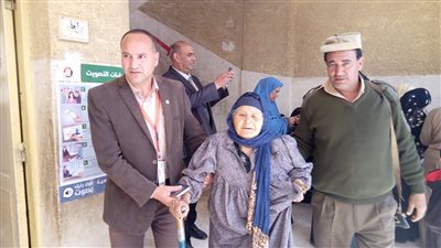 نائب رئيس مدينة السنطة يساعد عجوز على التصويت بانتخابات الرئاسة 2018