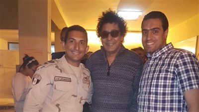 محمد منير يدلي بصوته في الانتخابات الرئاسية المصرية 2018