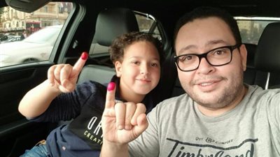أحمد رزق برفقة نجله في الانتخابات الرئاسية المصرية 2018
