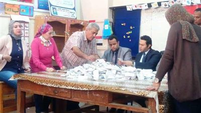 نتائج انتخابات الرئاسة| لجنة رقم 1 بمدرسة الكوثر بشمال سيناء السيسي 631 صوت وموسي 49 والباطلة 131 صوت