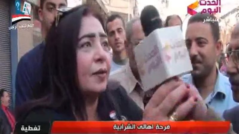 سيدة أمام اللجان