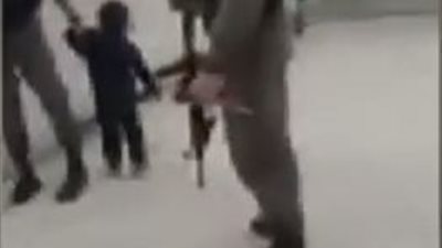 فيديو| طفل عمره 3 سنوات يوقفه جنود إسرائيليين