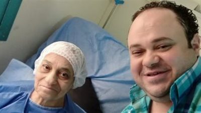 رسالة مؤثرة من مدحت تيخة لوالدته قبل دخولها غرفة العمليات