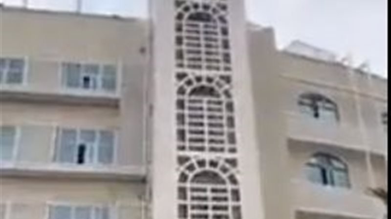 شاب يقفز من فوق أعلى