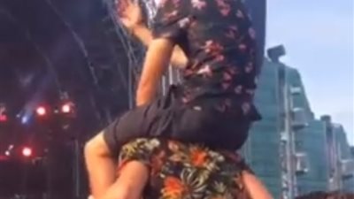 فيديو| نهاية غير عادية لثلاثة شباب يرقصون بطريقة غريبة